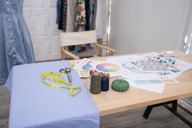 Ručná výšivka v ateliéri